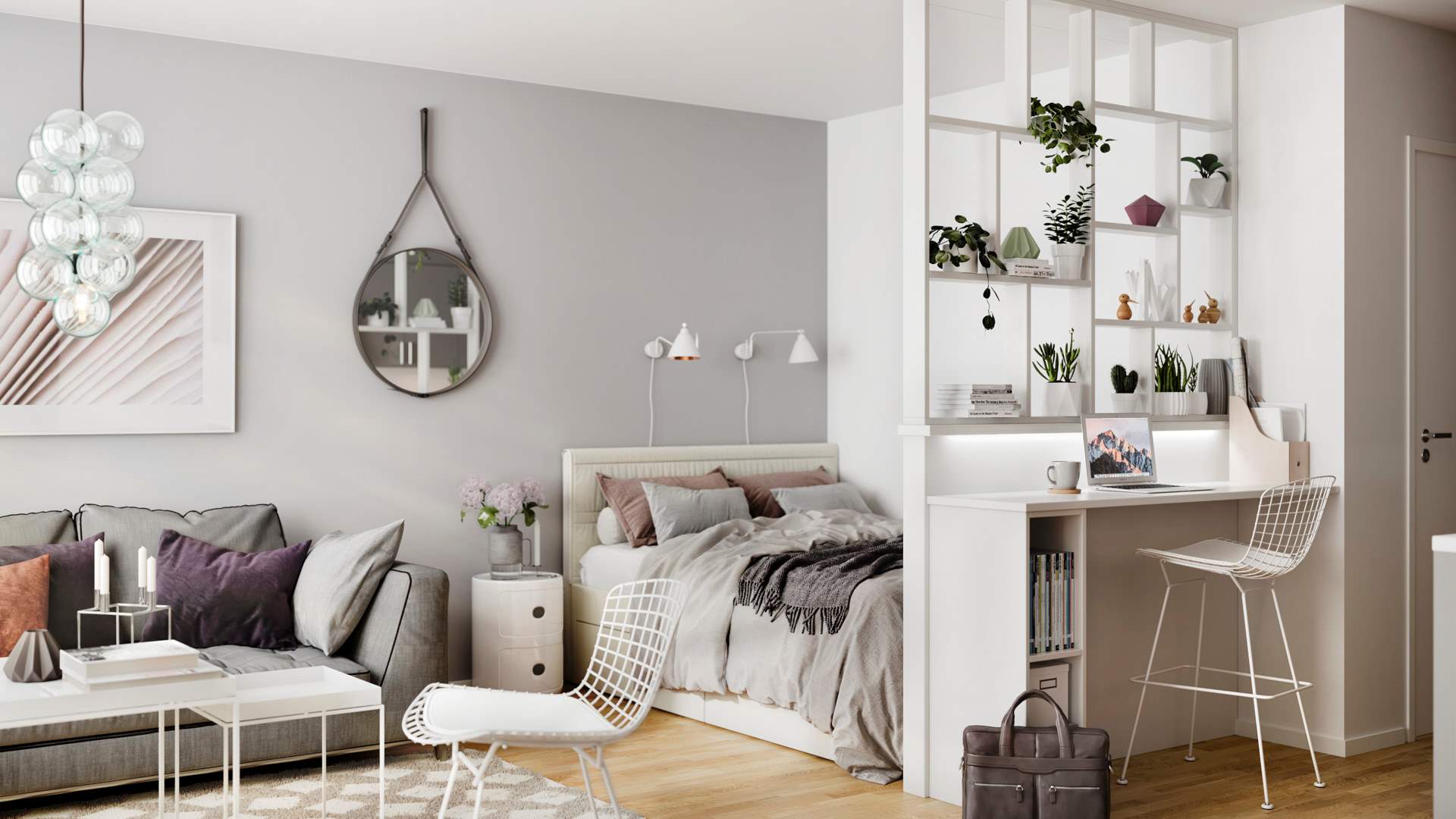 Modern inredning av ett ljust rum med en grå soffa, dekorativa kuddar, glaslampa och ett skrivbord intill flera hyllor med växter