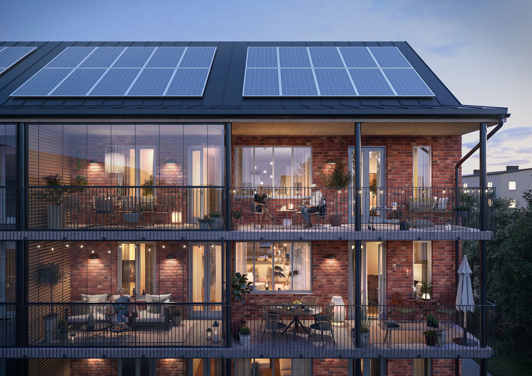 Flerfamiljshus i tegel med stora fönster och solpaneler på taket, balkonger med växter och sittplatser