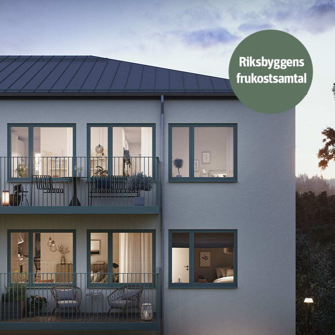 Flerbostadshus med balkonger, kvällsbelysning och texten "Riksbyggens frukostsamtal" i en grön cirkel