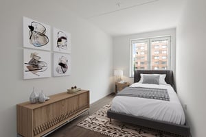 Inflyttningsklart sovrum med enkelsäng, fönster, sideboard och väggkonst