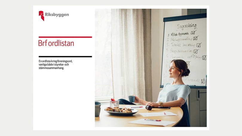 Kvinna som sitter vid ett konferensbord med en kaffekopp framför en whiteboard med dagordning